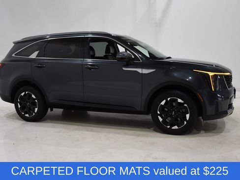 Used 2024 Kia Sorento S image 3