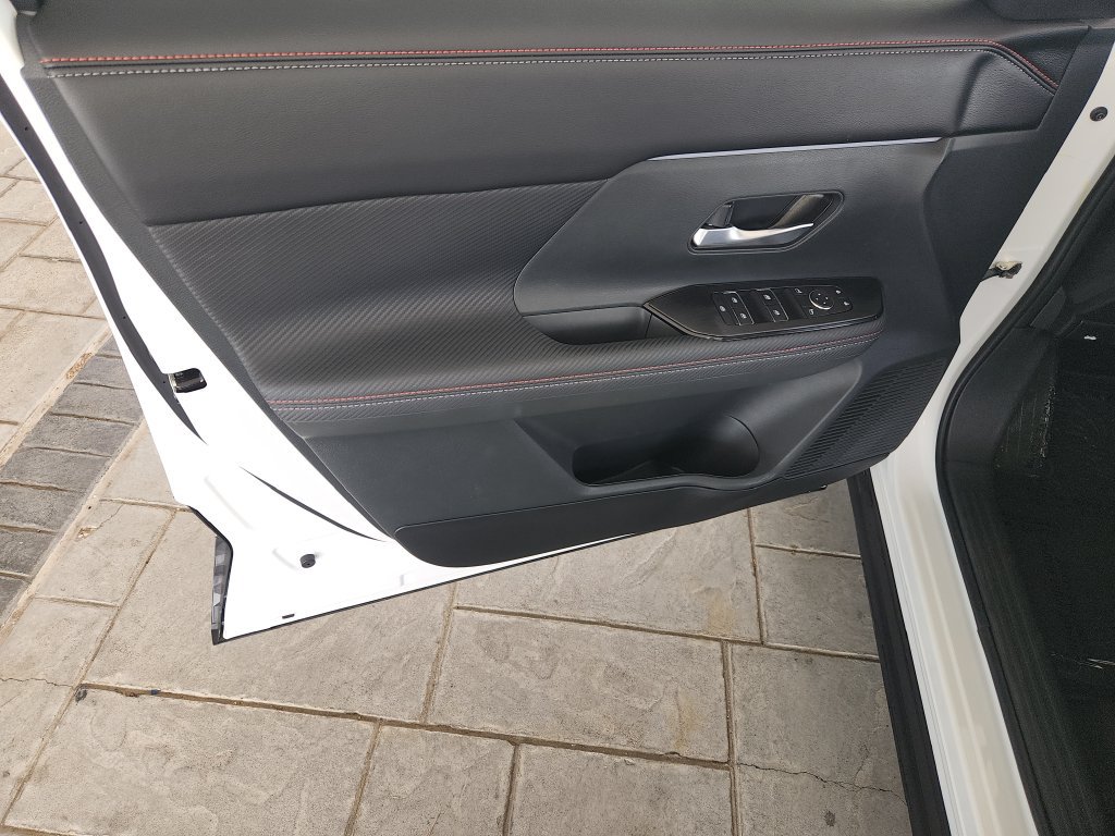 Certified 2025 Nissan Kicks SR FWD image 28