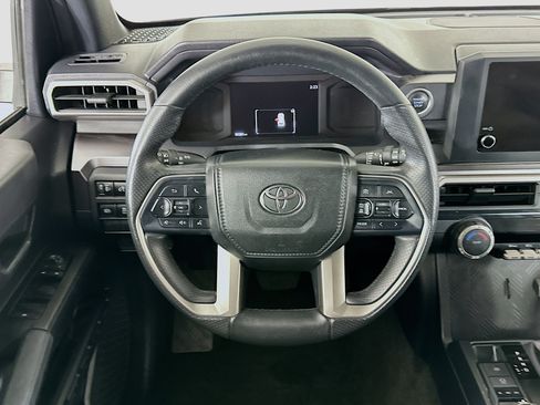 Used 2025 Toyota 4Runner SR5 AWD/4WD image 18