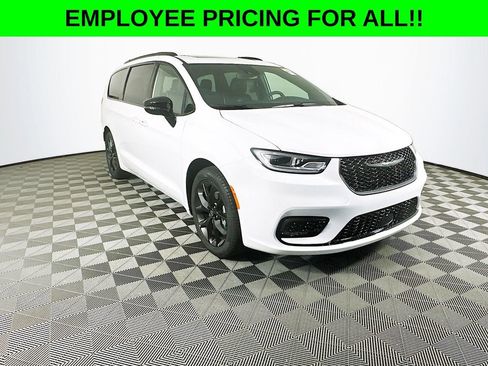 New 2026 Chrysler Pacifica Limited w/ S Appearance Package image 2