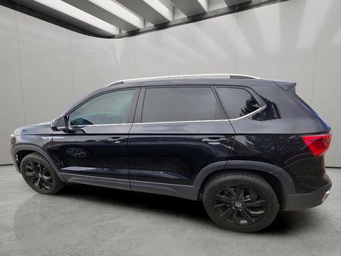 Used 2023 Volkswagen Taos SE w/ Panoramic Sunroof Package FWD image 4