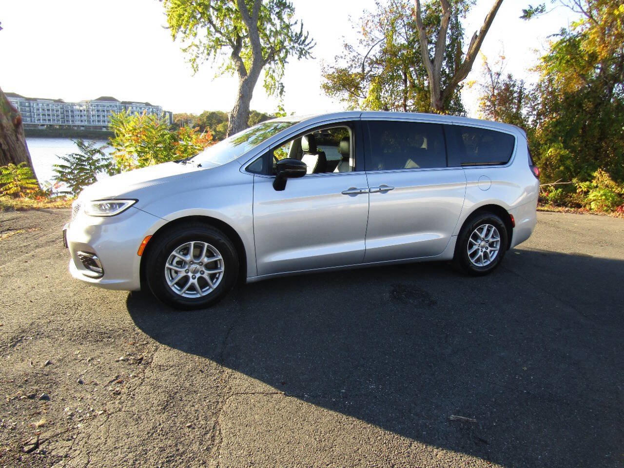Used 2024 Chrysler Pacifica Touring-L FWD image 3