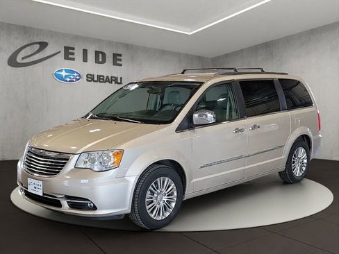 Used 2013 Chrysler Town & Country Touring-L w/ Driver Convenience Group image 2
