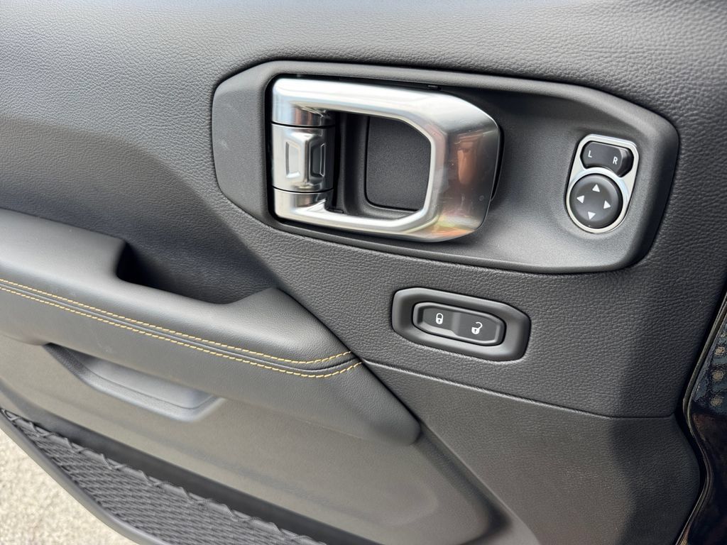 New 2025 Jeep Wrangler Unlimited Sahara AWD/4WD image 17