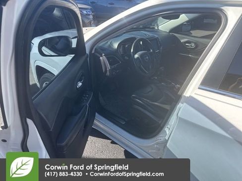 Used 2019 Jeep Cherokee Overland w/ Technology Group image 14