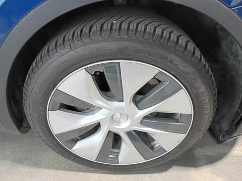 Used 2022 Tesla Model Y Long Range AWD/4WD image 25