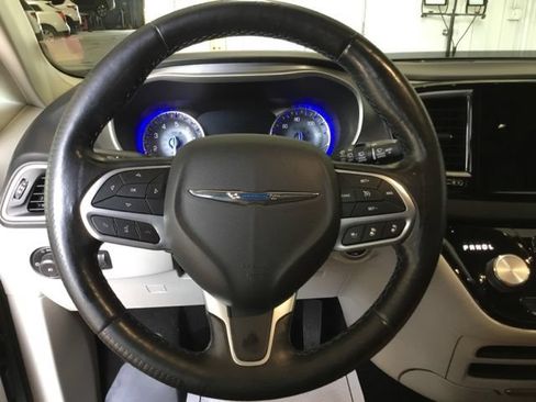 Used 2021 Chrysler Pacifica Touring-L FWD image 25