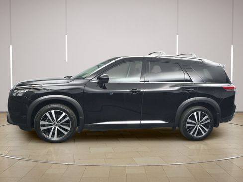 Certified 2025 Nissan Pathfinder Platinum w/ Cargo Package FWD image 4