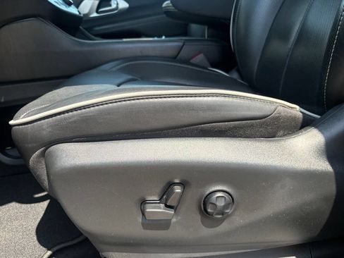 Used 2025 Chrysler Pacifica Limited FWD image 10