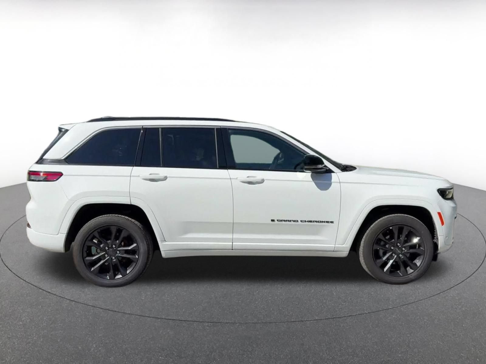 Used 2026 Jeep Grand Cherokee Limited AWD/4WD image 16