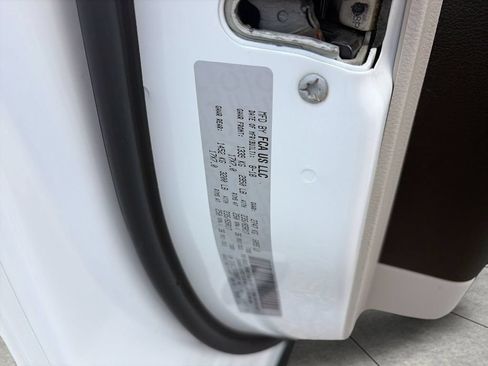 Used 2018 Chrysler Pacifica Touring-L Plus FWD image 32