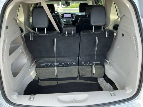 Used 2024 Chrysler Pacifica Touring-L FWD image 16