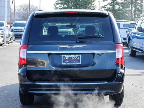 Used 2014 Chrysler Town & Country Touring FWD image 22