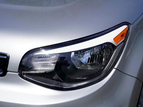 Used 2019 Kia Soul + image 11