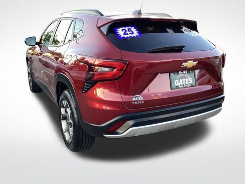 Used 2025 Chevrolet Trax LT w/ LT Convenience Package FWD image 9