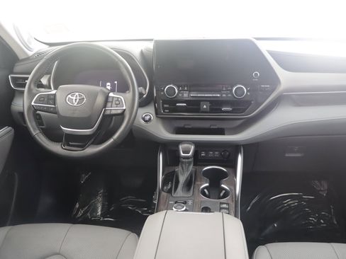 Used 2023 Toyota Highlander Limited image 13