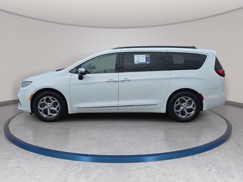 Used 2023 Chrysler Pacifica Limited FWD image 8