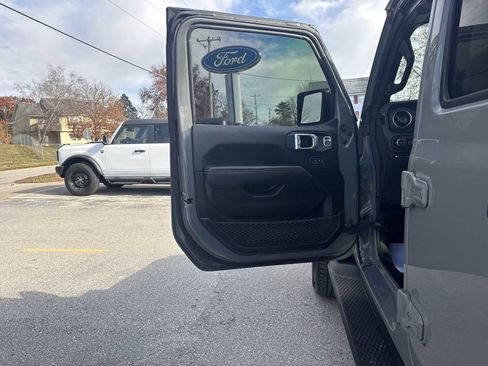 Used 2022 Jeep Wrangler Unlimited Sahara w/ Cold Weather Group image 17