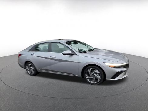 Used 2025 Hyundai Elantra SEL image 2