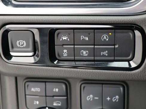 Used 2025 GMC Yukon XL Denali image 27