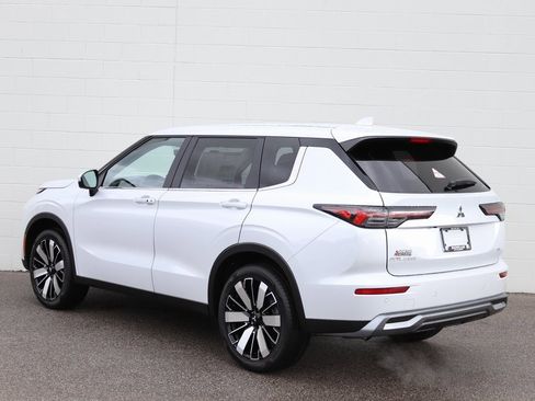 New 2025 Mitsubishi Outlander SE image 3