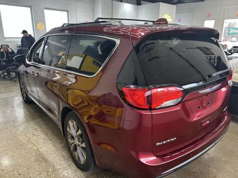 Used 2018 Chrysler Pacifica Limited w/ Tire & Wheel Group image 4