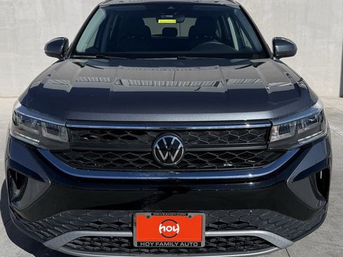 Certified 2023 Volkswagen Taos SE image 2