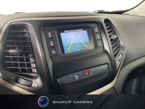 Used 2018 Jeep Cherokee Latitude w/ Safety Group AWD/4WD image 2