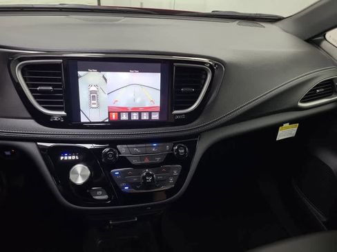 New 2026 Chrysler Pacifica Select image 9