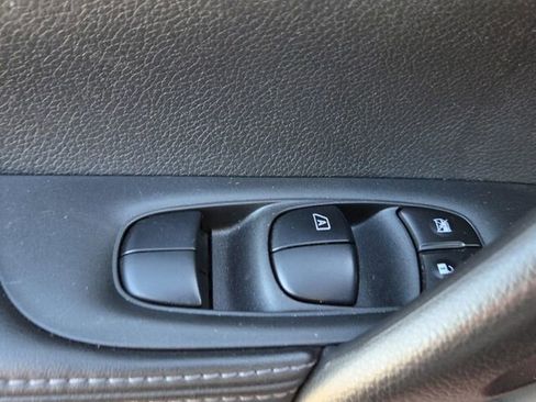 Used 2021 Nissan Rogue Sport S image 15