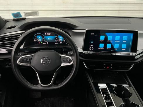 Used 2025 Volkswagen Atlas Cross Sport SE image 14