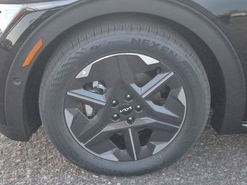 New 2025 Kia EV6 Light w/ Light LR Technology Package image 17