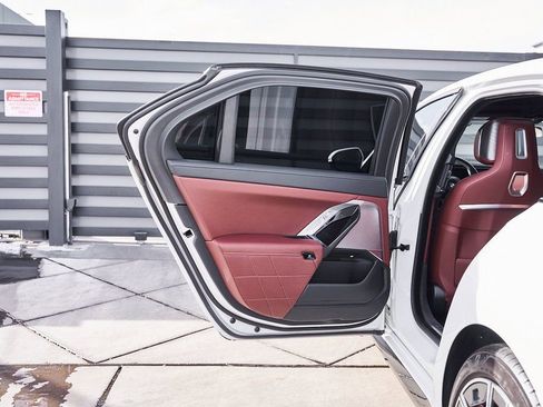 Used 2025 BMW 760i xDrive w/ Premium Package image 28