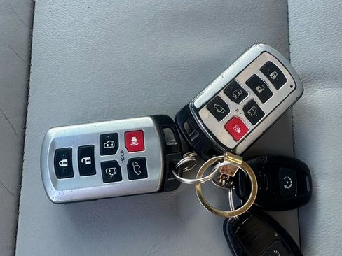 Used 2017 Toyota Sienna XLE w/ XLE Navigation Package image 17