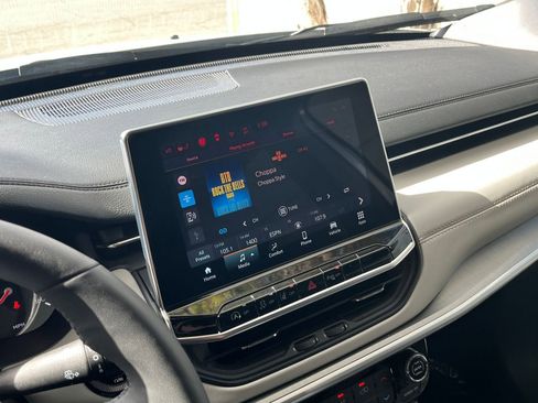 Used 2025 Jeep Compass Limited image 18