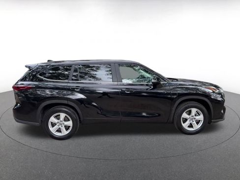 Used 2025 Toyota Highlander LE FWD image 16