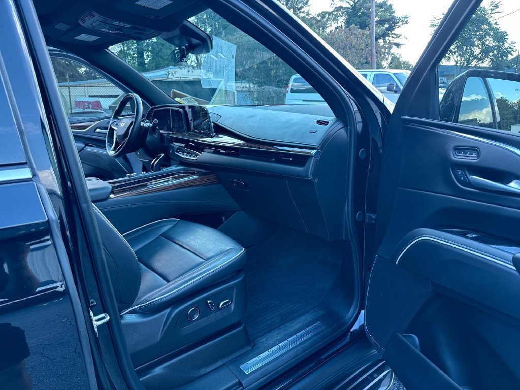 Used 2024 Cadillac Escalade Premium Luxury AWD/4WD image 32