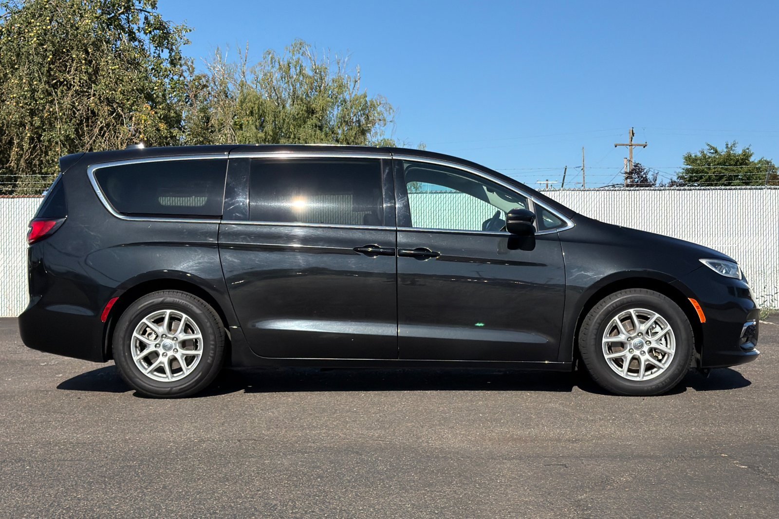 Used 2023 Chrysler Pacifica Touring-L FWD image 3