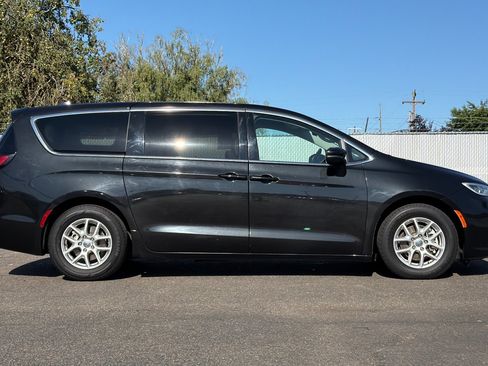 Used 2023 Chrysler Pacifica Touring-L FWD image 3