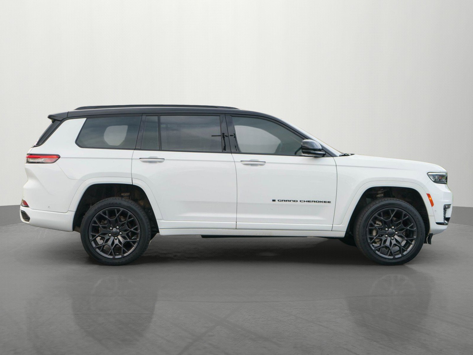 Used 2023 Jeep Grand Cherokee L Summit w/ High Altitude Package AWD/4WD image 8