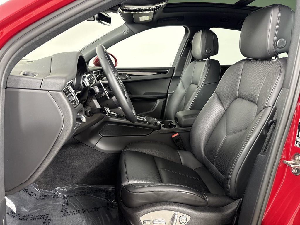 Certified 2025 Porsche Macan AWD/4WD image 5