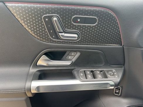 Used 2024 Mercedes-Benz EQB 300 4MATIC image 12