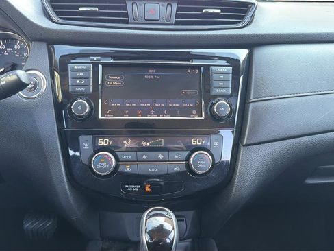 Certified 2020 Nissan Rogue SV w/ Premium Package image 8