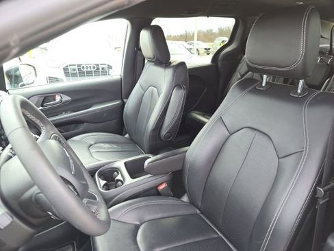 Used 2025 Chrysler Pacifica Select image 9