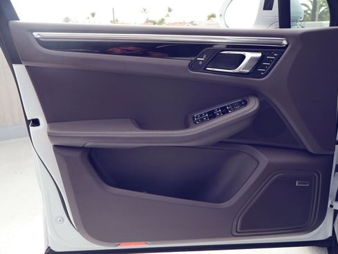 Certified 2025 Porsche Macan image 13