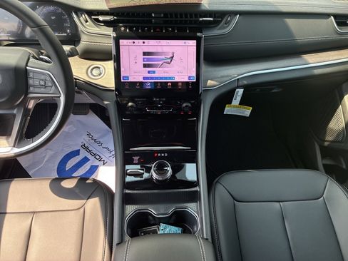 New 2025 Jeep Grand Cherokee Limited image 18