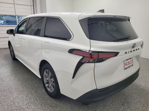 Used 2022 Toyota Sienna LE FWD image 5