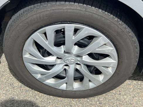 Used 2017 Toyota Corolla LE FWD image 17