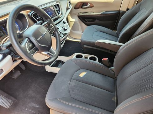 Used 2019 Chrysler Pacifica Touring image 7