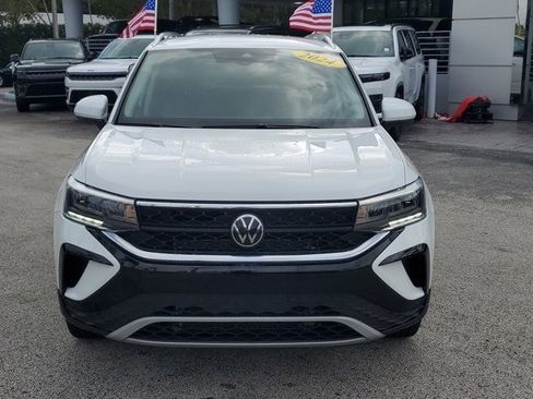 Used 2024 Volkswagen Taos SE FWD image 2